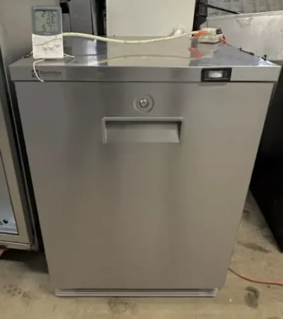 Under Counter HINGES DOOR Fridge COOLER DRINK FRIDGE ( Electrolux ) - Image 3