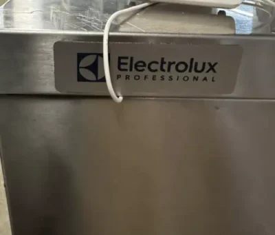 Under Counter HINGES DOOR Fridge COOLER DRINK FRIDGE ( Electrolux ) - Image 6